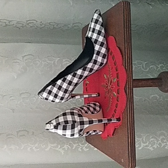 Ladies shoes Guess - Picture 1 of 2